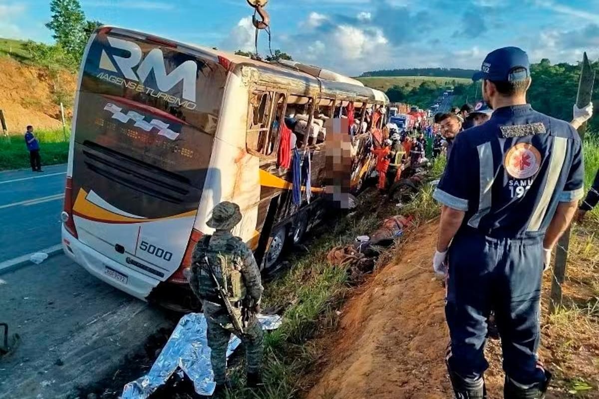 8 muertos y 23 heridos al volcar un bus turístico en Brasil
