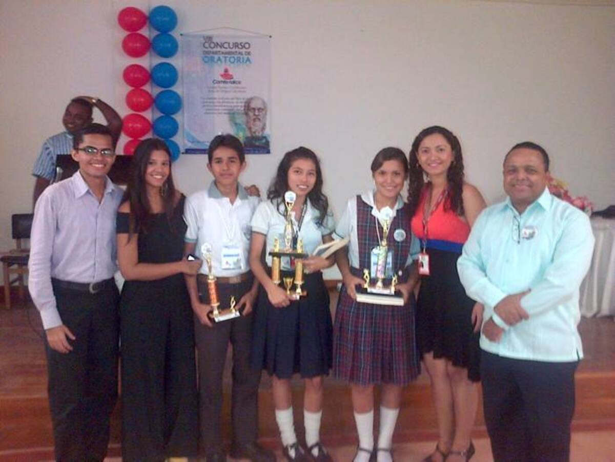 Ganadores de la categoría infantil junto al jurado calificador. CORTESÍA