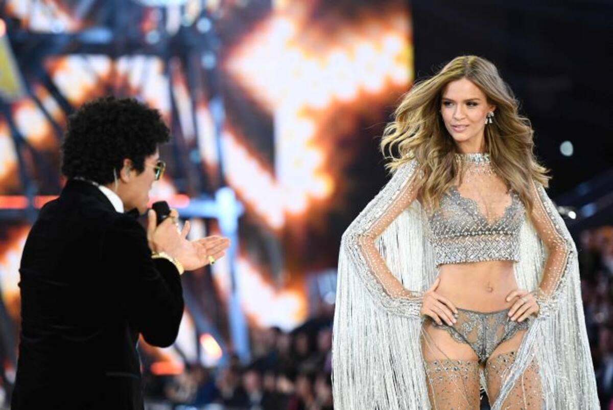 Bruno Mars y el ángel Josephine Skriver. AFP