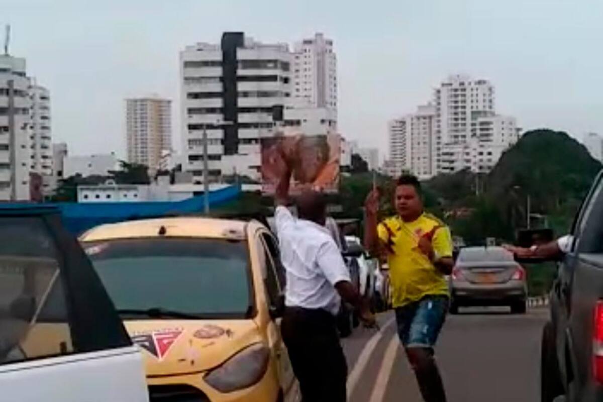 Video: dos conductores protagonizan pelea en plena vía