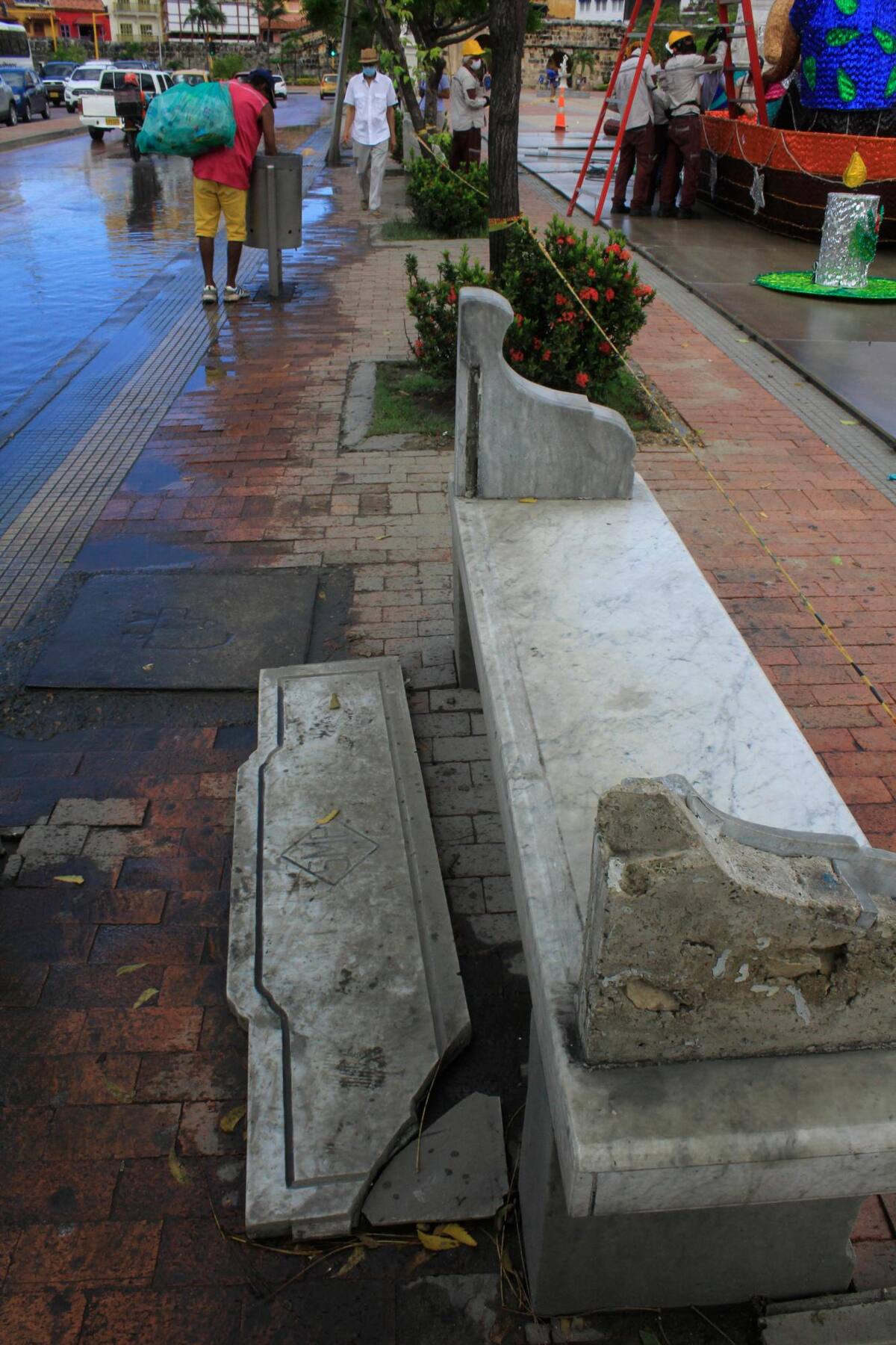 Los espaldares de algunas estructuras que están en el Camellón de los Mártires están en el suelo. //Julio castaño - el universal