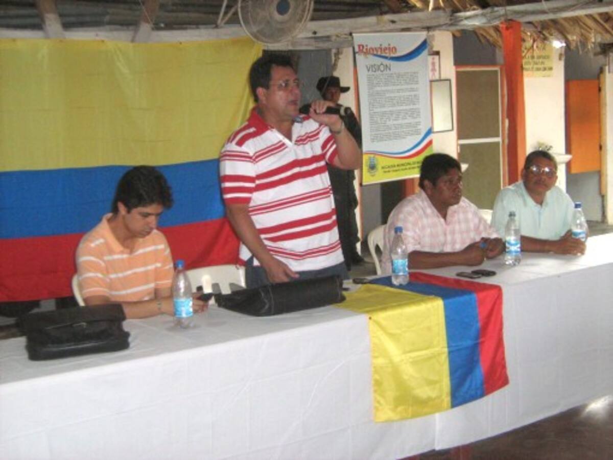 El secretario del Interior, Roberto Camargo; el gobernador de Bolívar, Alberto Bernal Jiménez y el alcalde de Río Viejo, Fermín Vásquez, hicieron el anuncio de la fase de mitigación. CORTESÍA CARLOS MERLANO – GOBERNACIÓN