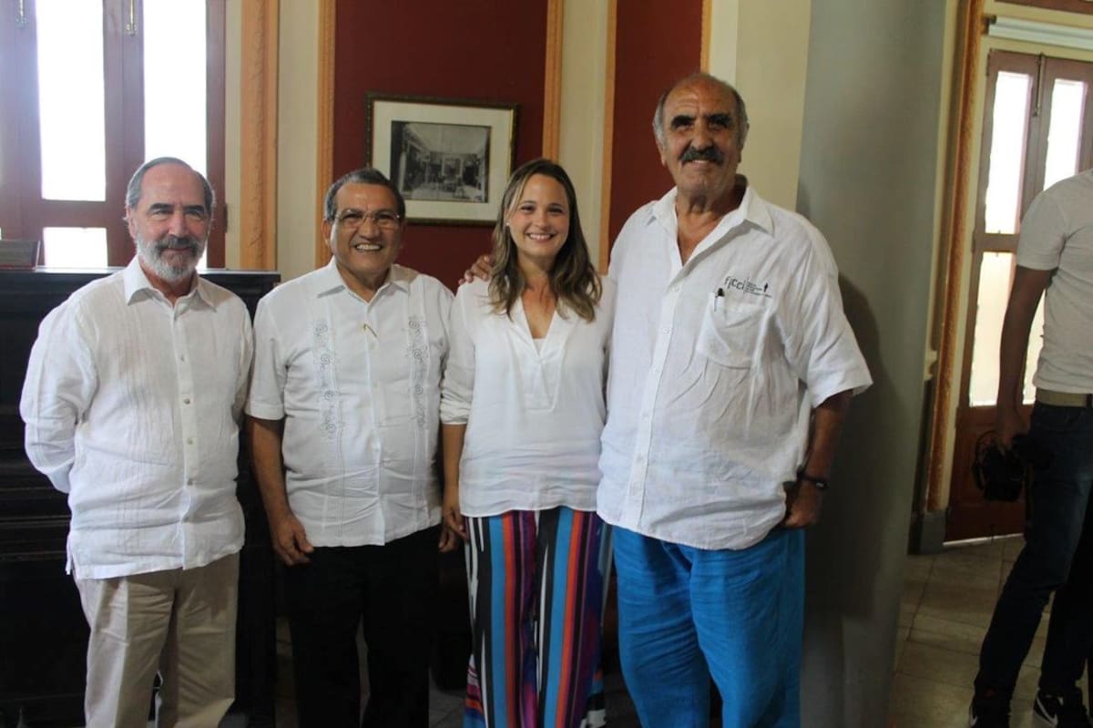 El Rector UTB, Jaime Bernal; el presidente del Consejo Superior, Álvaro Cubas; la gerente del FICC, Lina Rodríguez y el presidente, Salvo Basile.
