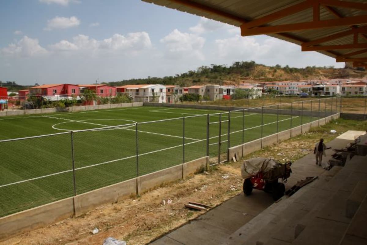 Aunque la grama sintética se ve aparentemente bien, la obra no está culminada y tiene varias fallas. //Foto Lorena Henriquez.