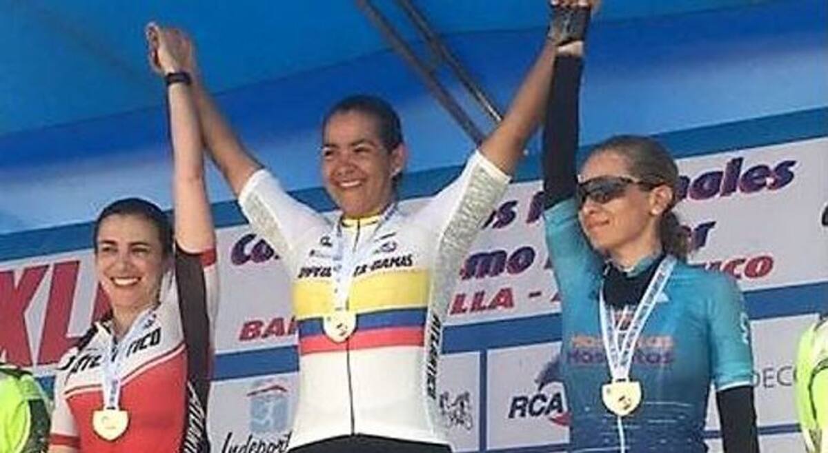 Tania Mancilla, ciclista sincelejana, en lo más alto del podio de la categoría Senior Máster “B”. CORTESÍA.