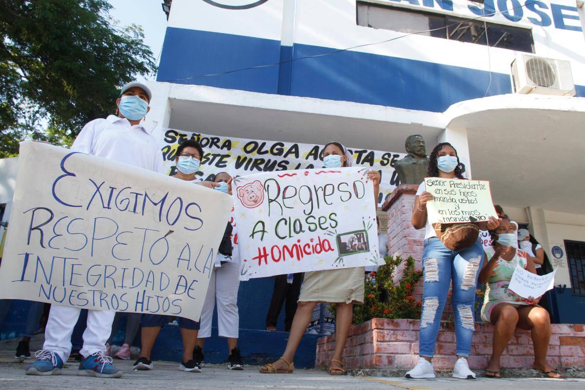Los padres de familia protestaron pidiendo garantías para el regreso de sus hijos a las aulas.