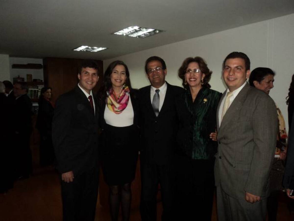 Acompañada de su esposo Rafael Pereira y de sus hijos Roberto, Laurina y Rafael Pereira Martinez. CORTESÍA