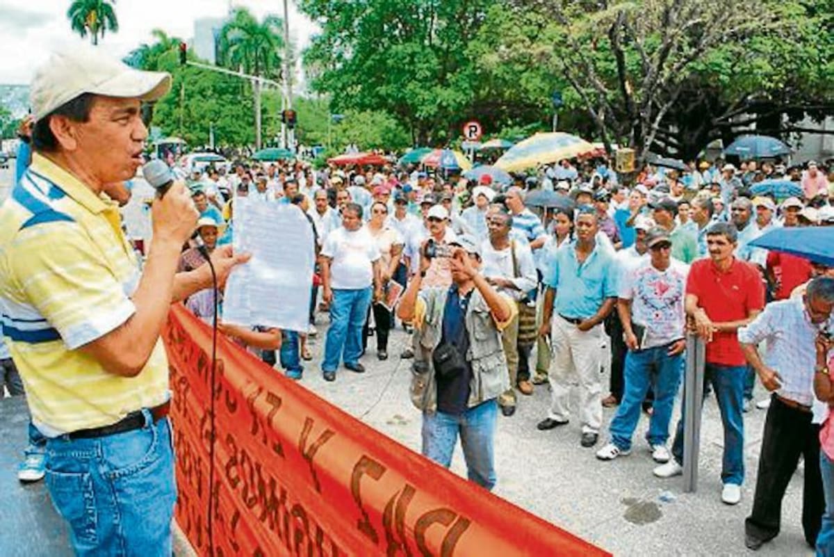 Domingo Ayala, presidente de Ademacor, en protesta de docentes. CORTESÍA