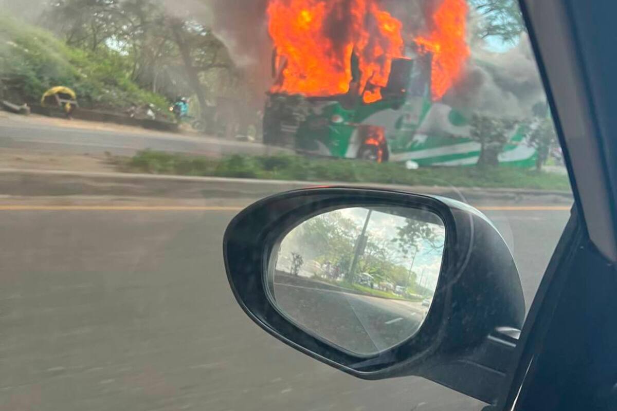 Video: Buseta de la ruta Turbaco - Cartagena se incendia en El Rodeo
