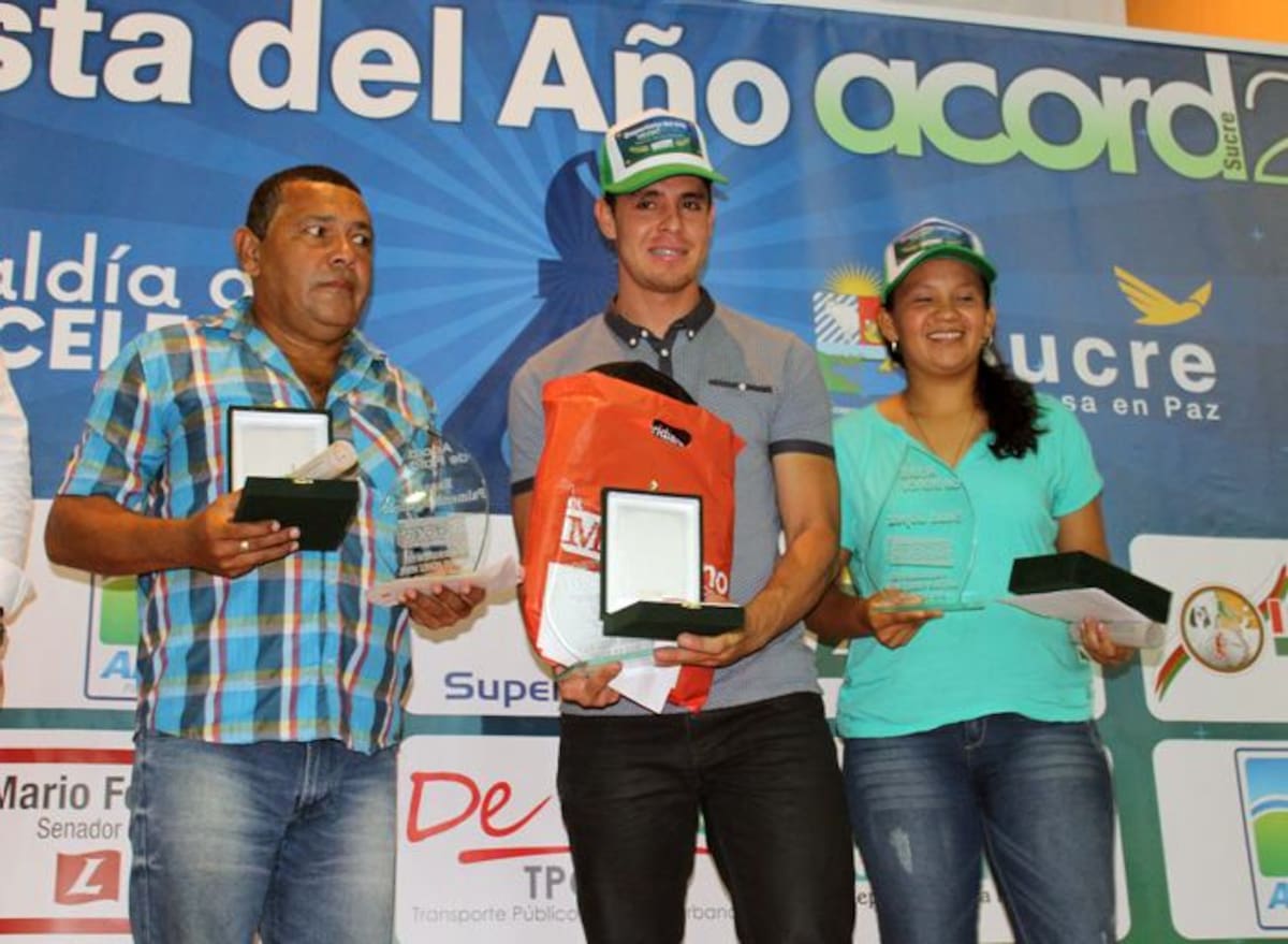 Anderson Parra, mejor deportista sucreño 2016 (centro), Suad López, Acord Bronce (derecha) y Federico Quiroz, recibe Acord de Bronce por Palmenia Raquel Agudelo, Acord Plata (izquierda). MANUEL SANTIAGO PÉREZ/EL UNIVERSAL/