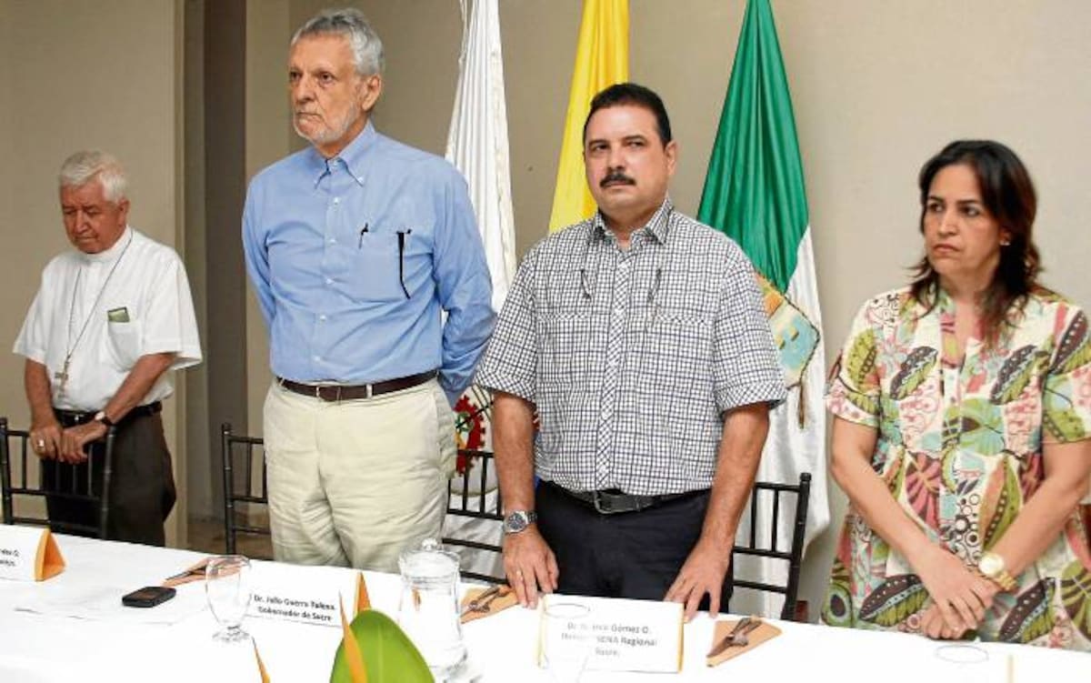 CORTESÍA/ Monseñor Nel Beltrán Santamaría; el gobernador de Sucre, Julio Guerra Tulena, y el director regional del Sena, Marcos Gómez durante la instalación del evento.