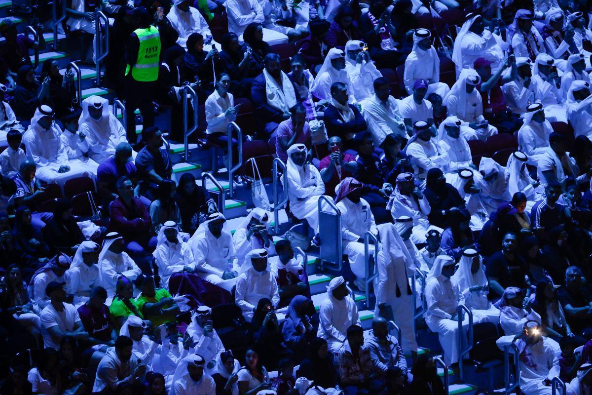 El público observa la inauguración del Mundial de Fútbol Qatar 2022 hoy, en el estadio Al Bait en Al Khor (Catar). /EFE