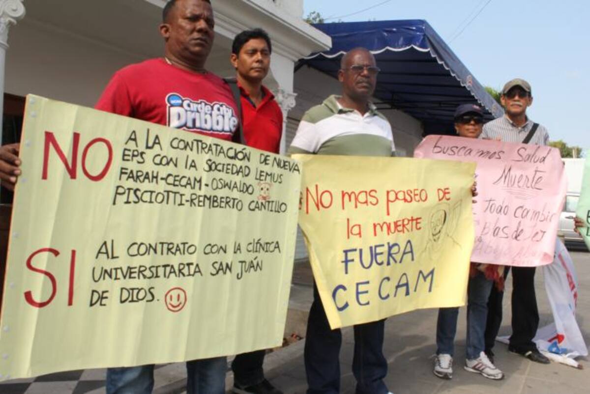 En la Protesta de ayer, los usuarios de La Nueva EPS exigieron que sea el presidente de la entidad quien se reúna con ellos la próxima vez para que atienda sus denuncias. CLAUDIA FORTICH, Q' HUBO