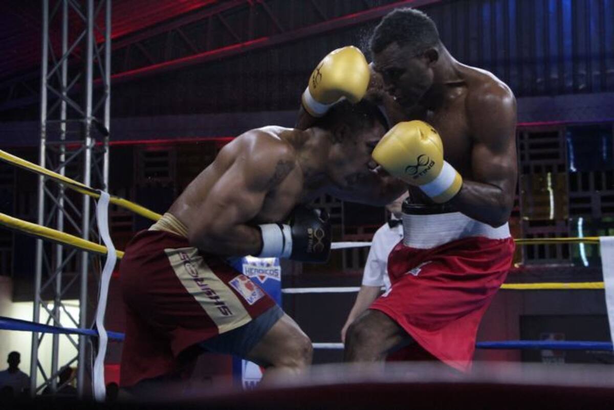 Deivis Julio de Heroicos de Colombia, en los 91 kilógramos, se impuso por decisión unánime de los jueces a Albert Ramírez de Caciques de Venezuela. GREISY BETTIN R.