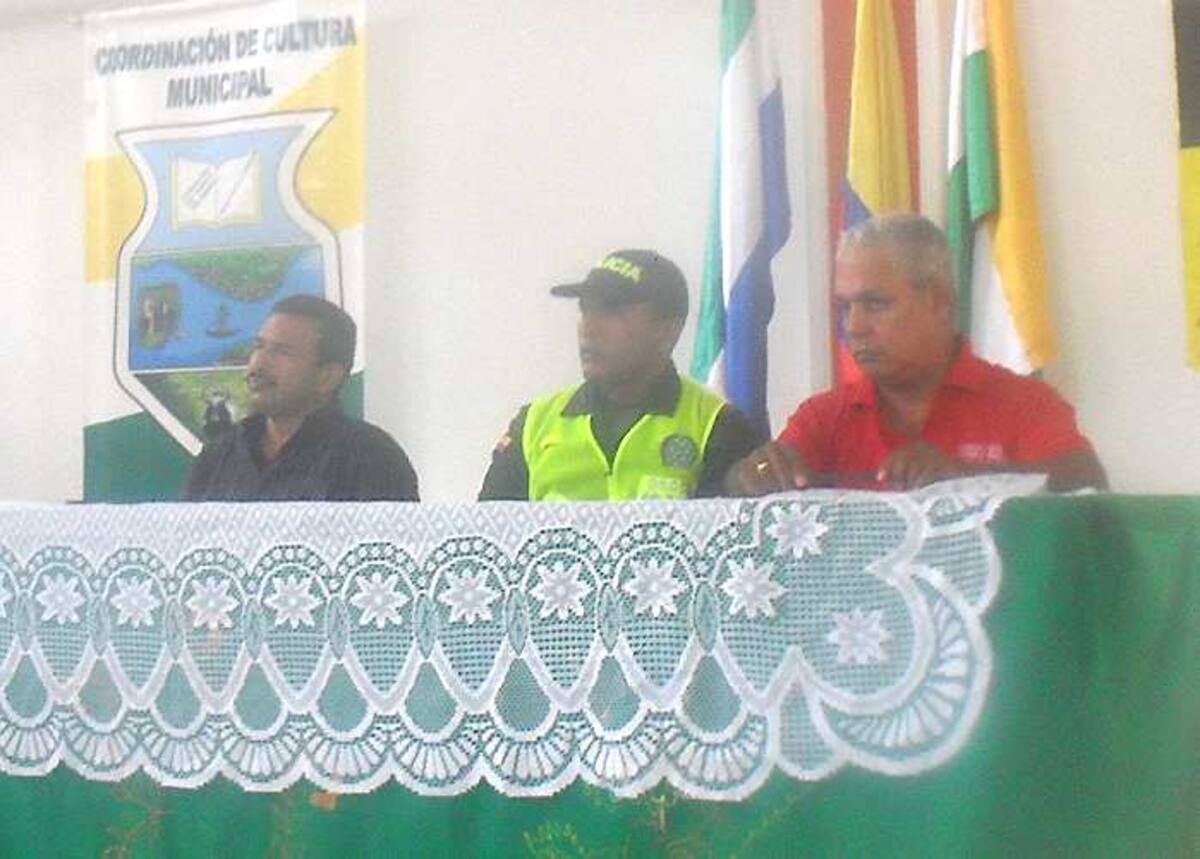 Los candidatos a la Alcaldía de Pueblo nuevo durante la firma del “Pacto Ciudadano por la Cultura”.