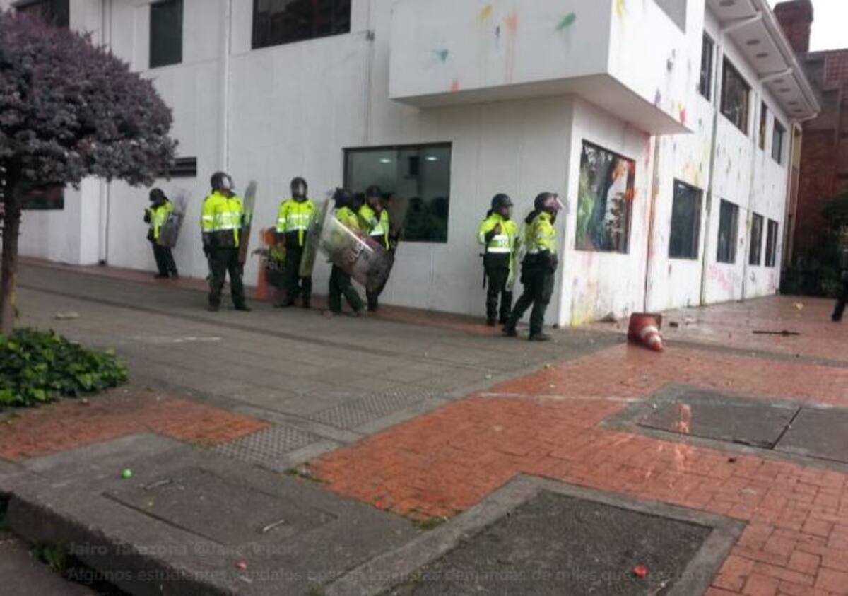 Ataque a la sede de RCN Radio. Twitter