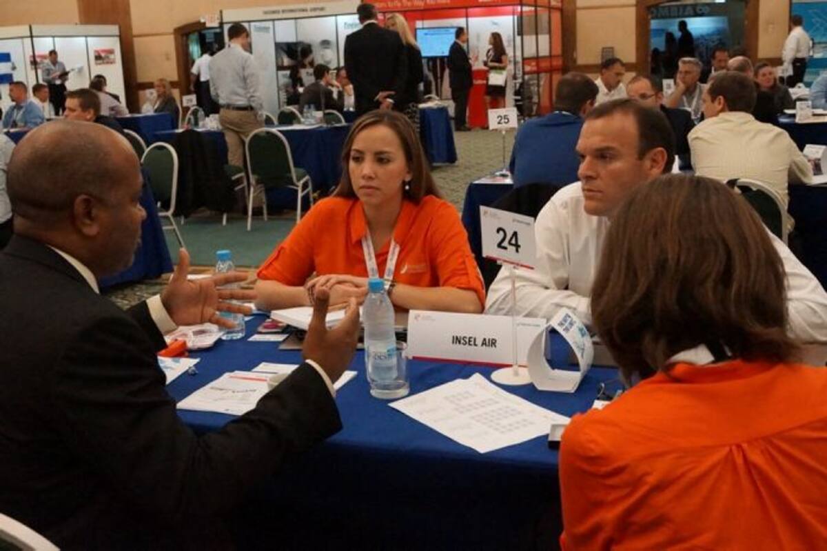 Enrique Stelabatti, vice presidente de Turismo de Proexport junto a su equipo de trabajo en la cita con el representante de Insel Airs