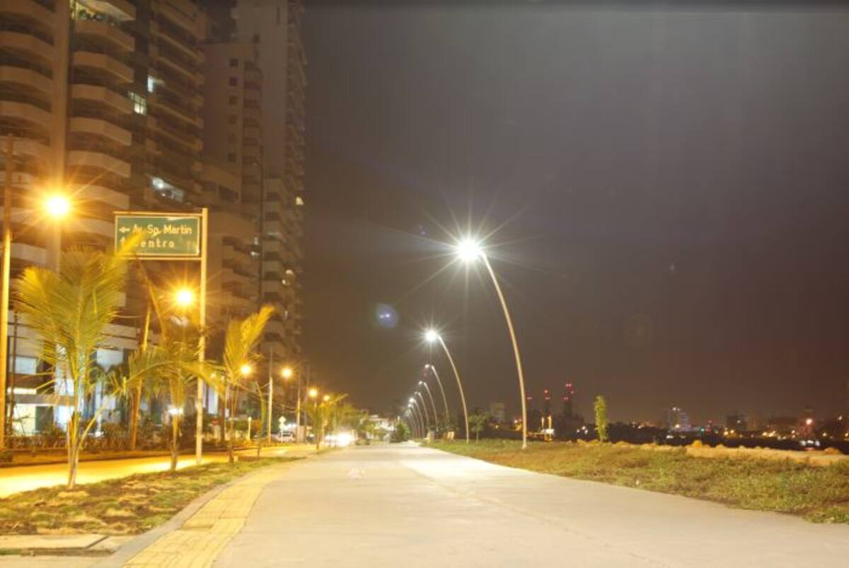 El paseo peatonal de Bocagrande y Castillogrande está iluminado desde la semana pasada Julio Castaño