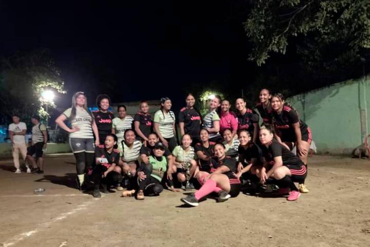 Madres de niños deportistas jugaron un torneo de minifútbol