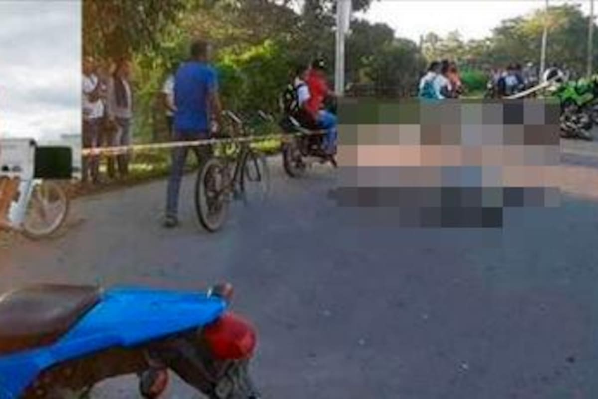 Era policía: caballo se le cruzó en la vía, cayó de la moto y murió