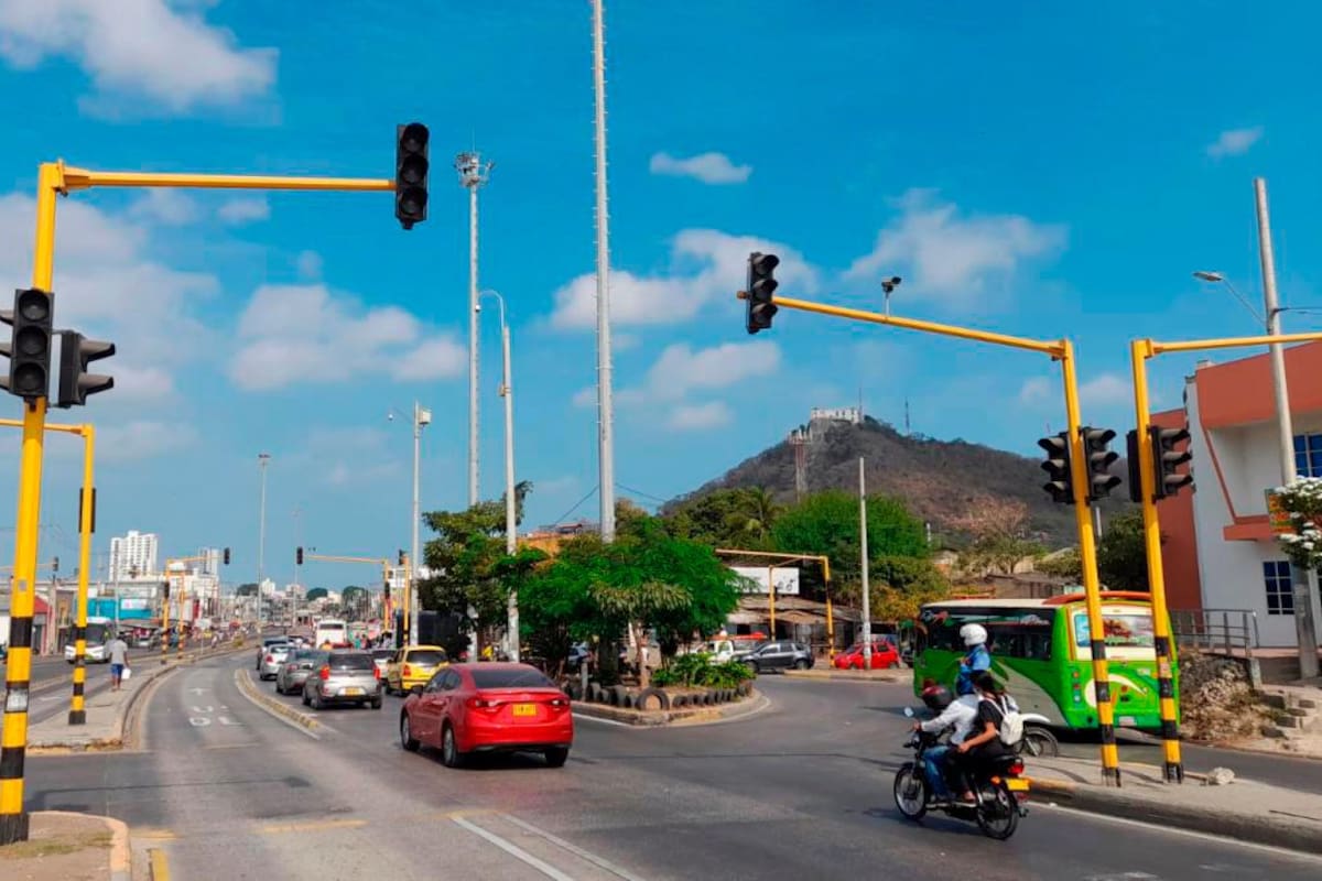 Policía iba en moto por solobús y arrolló a un peatón: murió en el HUC