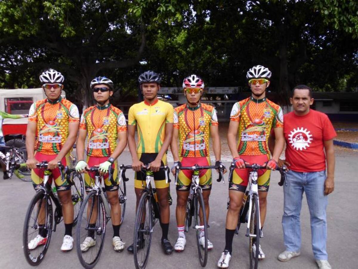 El equipo de Bolívar Ganador: Johan Bayona, Pablo Patiño, Gabriel Barrios, José Imitola, Bayron Berrocal y Jimmy Kelly, técnico. CORTESÍA