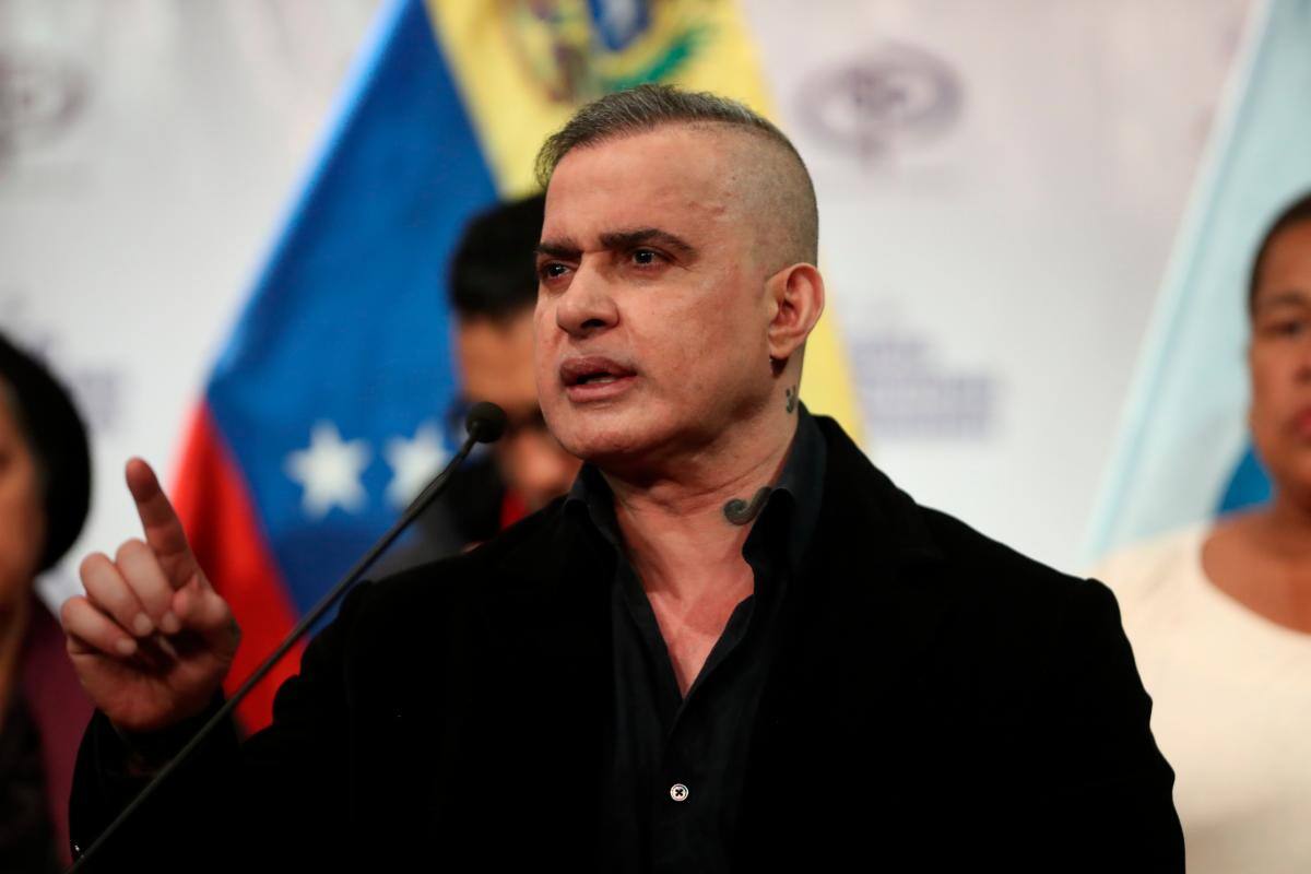 Fiscalía de Venezuela ordena arresto de varios opositores