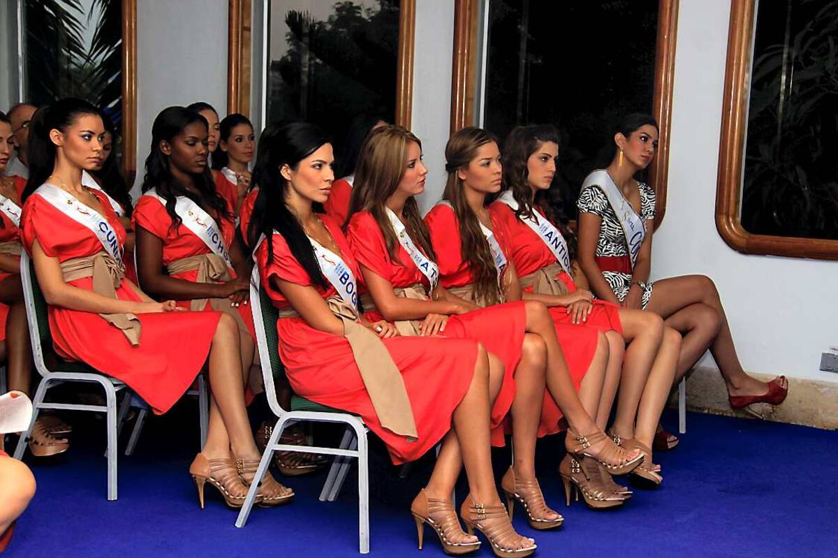 Señorita Bogotá, Ana Melissa Cano Rey; Señorita Atlántico, Daniella Margarita Álvarez Vásquez; Señorita Arauca, Valentina Díaz Mantilla; Señorita Antioquia, Olivia Aristizábal Echeverry y la Señorita Colombia, Catalina Robayo. Atrás: Señorita Cundinamarca, Thael Osorio Redondo y la Señorita Chocó, Yesica Paola Montoya.