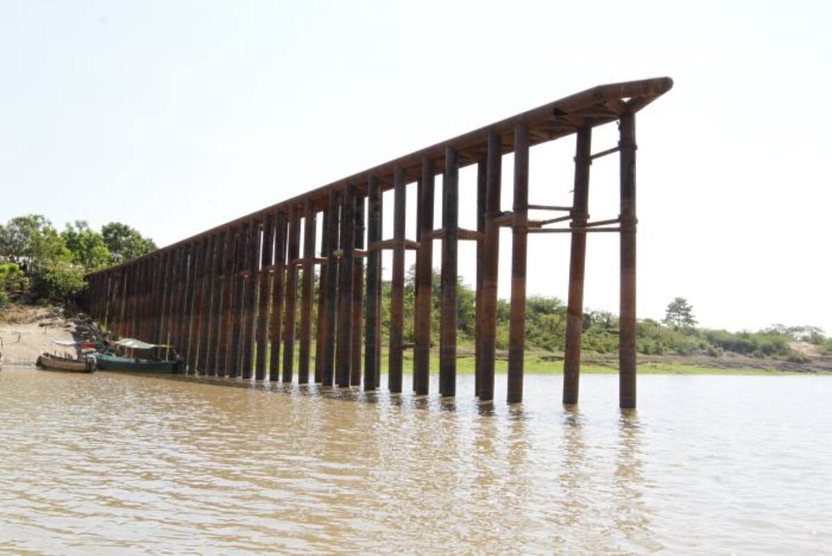 Esta estructura fue levantada por los habitantes de Charanga, en el Magdalena para evitar que el río se tragara al pueblo. Hoy luce inservible. //JULIO CASTAÑO-EL UNIVERSAL.