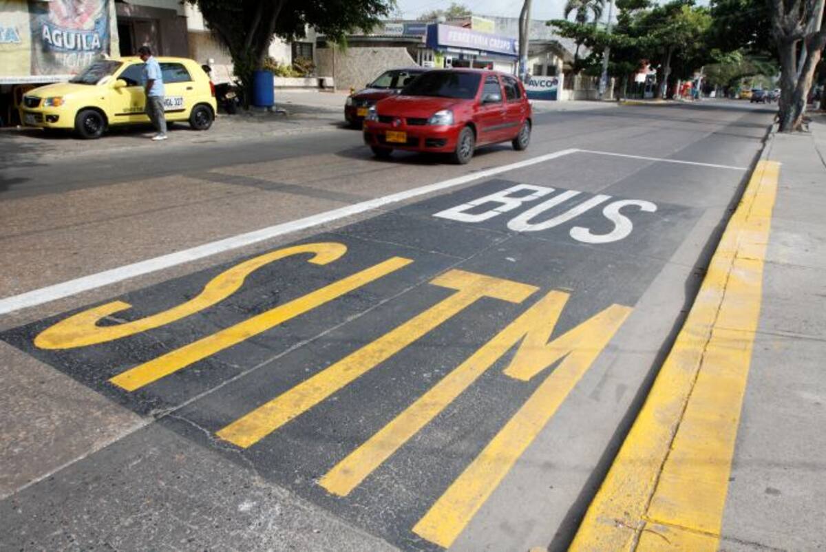 Señalizaciones de paraderos de alimentadores en la calle 70 de Crespo. //Foto Julio Castaño-El Universal