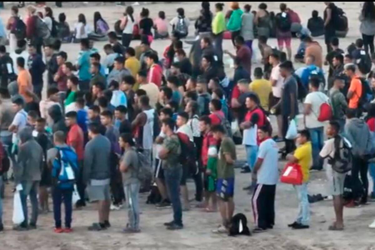 Ola masiva de migrantes en frontera de Texas deja dos muertos