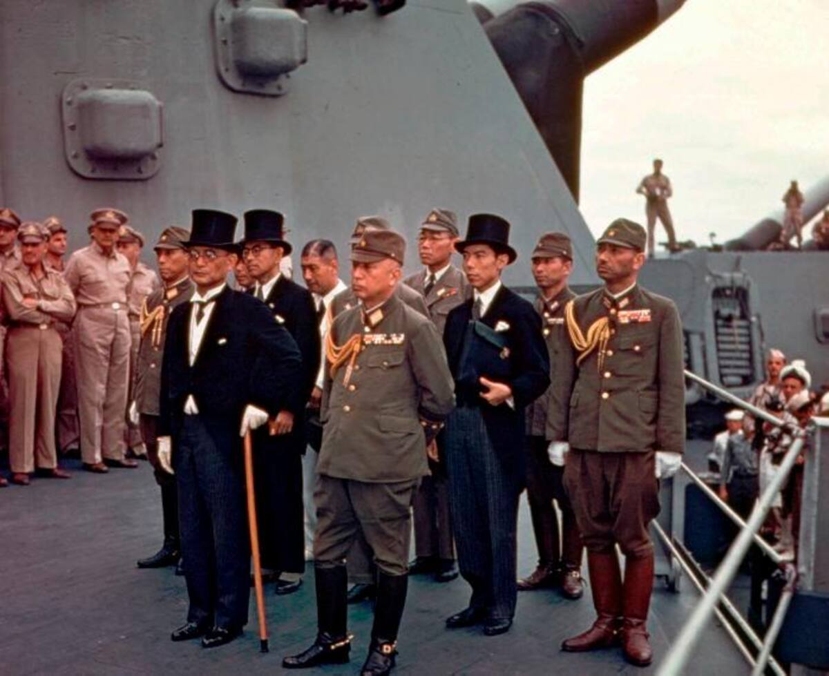 En esta fotografía de archivo del 2 de septiembre de 1945, los signatarios japoneses de la rendición llegan a bordo del USS Missouri en la bahía de Tokio para participar en las ceremonias de rendición. AP