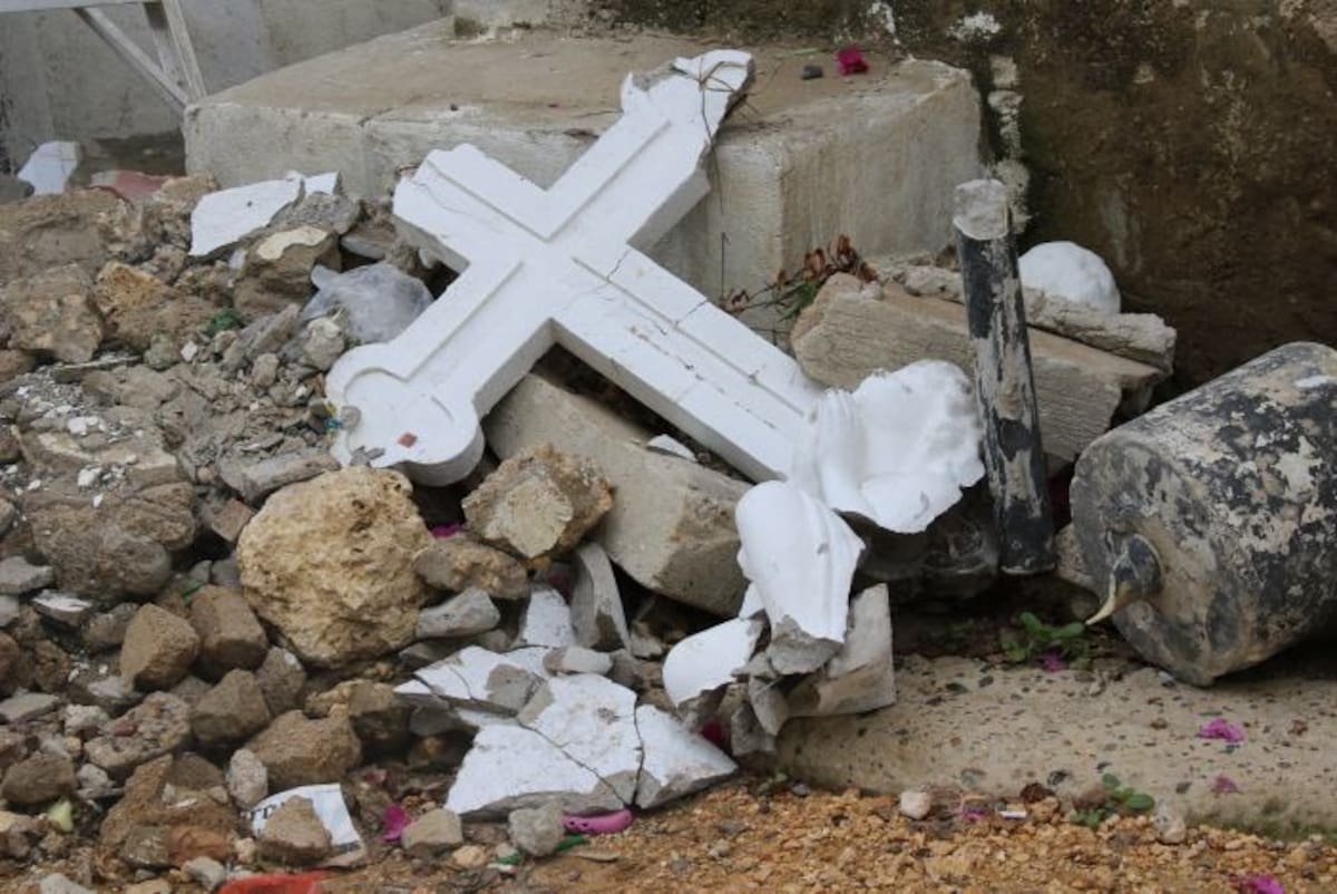 La cruz estaba sobre una pequeña cúpula de cerámica en la torre de la parroquia María Inmaculada. EL UNIVERSAL