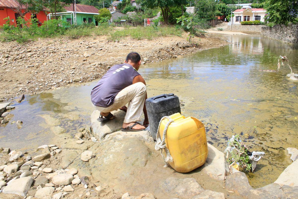 Quejas por servicio de agua en San Pedro Consolado