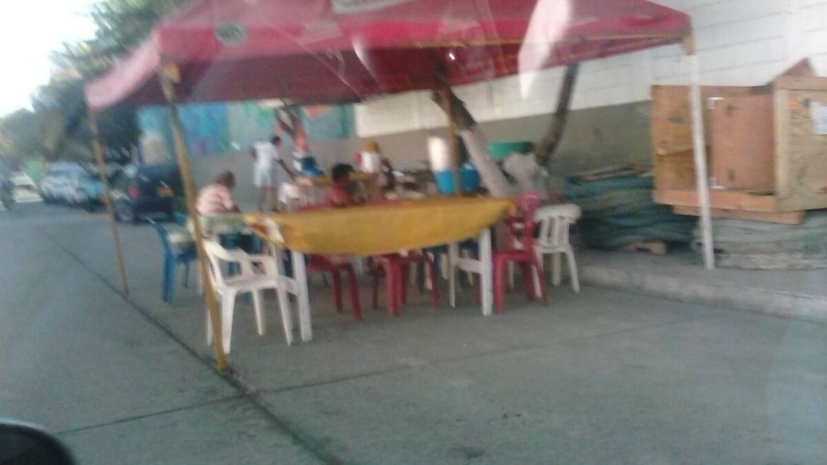 La venta informal se tomaba un carril. CORTESÍA HUMBERTO MERCADO