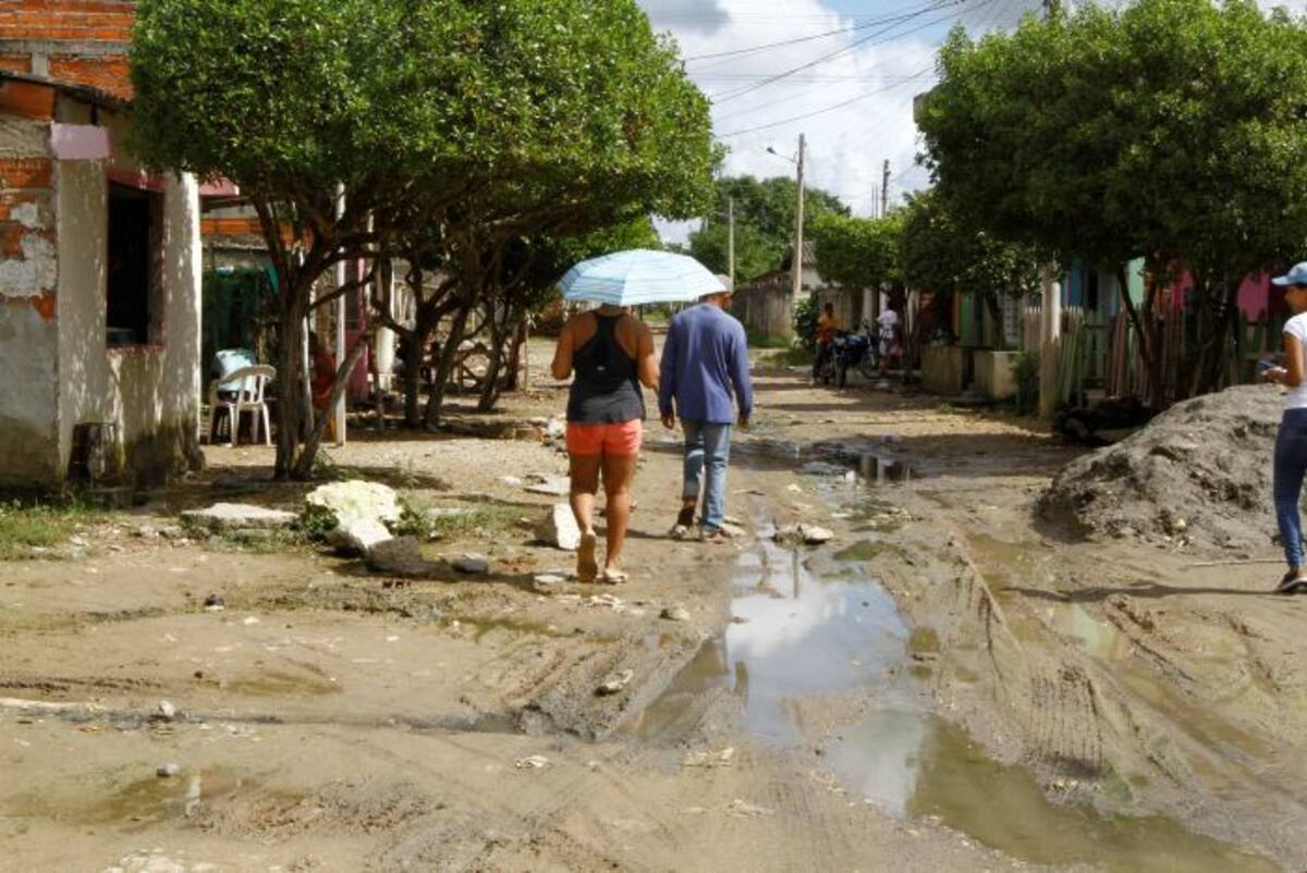 Las vias sin pavimentar retienen el agua y forman lodo en Bayunca. Julio Castaño-El Universal
