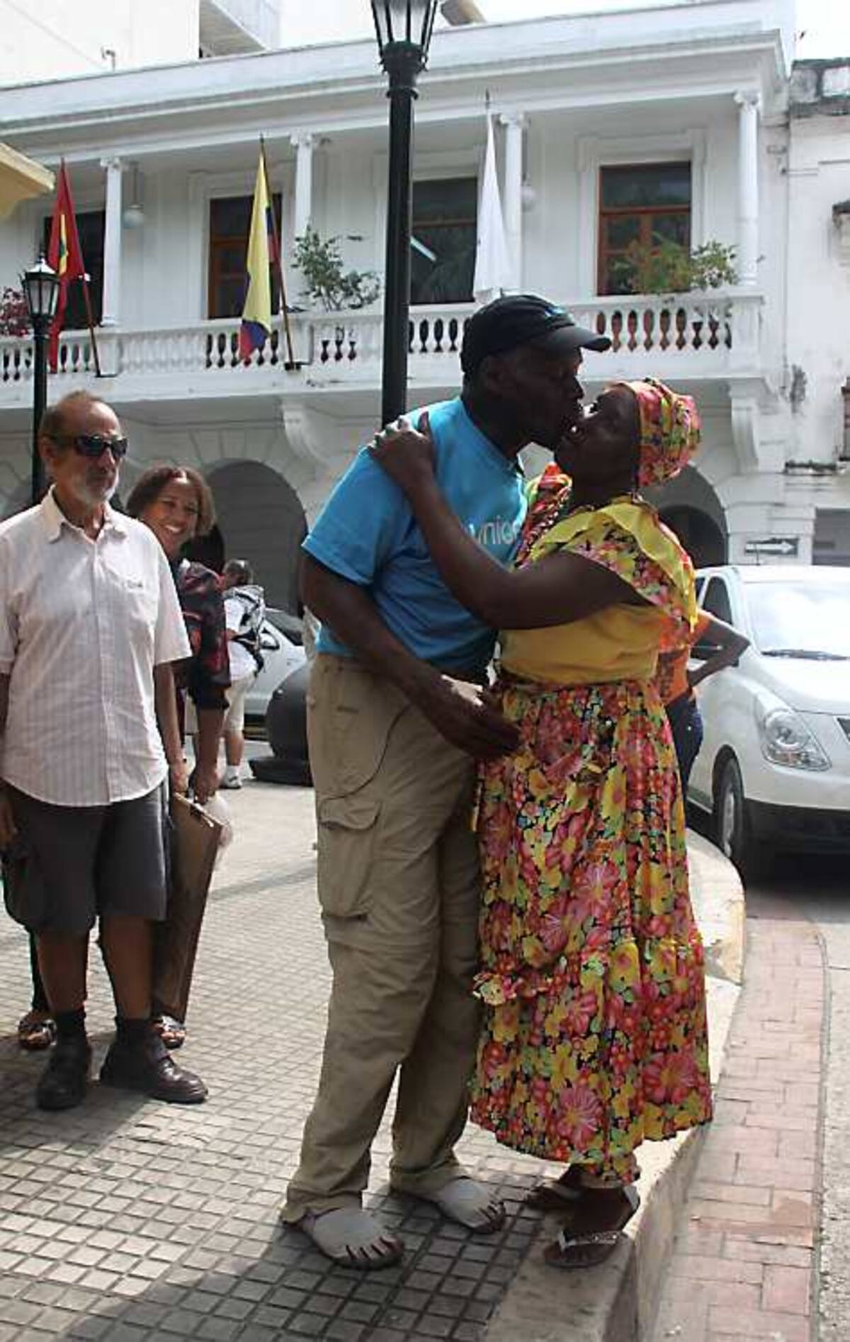 Danny Glover fue recibido por Angelina Casiani, una palenquera a la que el actor de cine recibió con un gran beso. Maruja Parra / El Universal