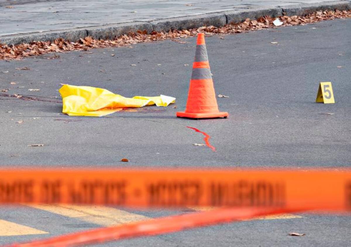 Una sábana amarilla ensangrentada marca el sitio donde quedó una de las víctimas. AP Jacques Boissinot