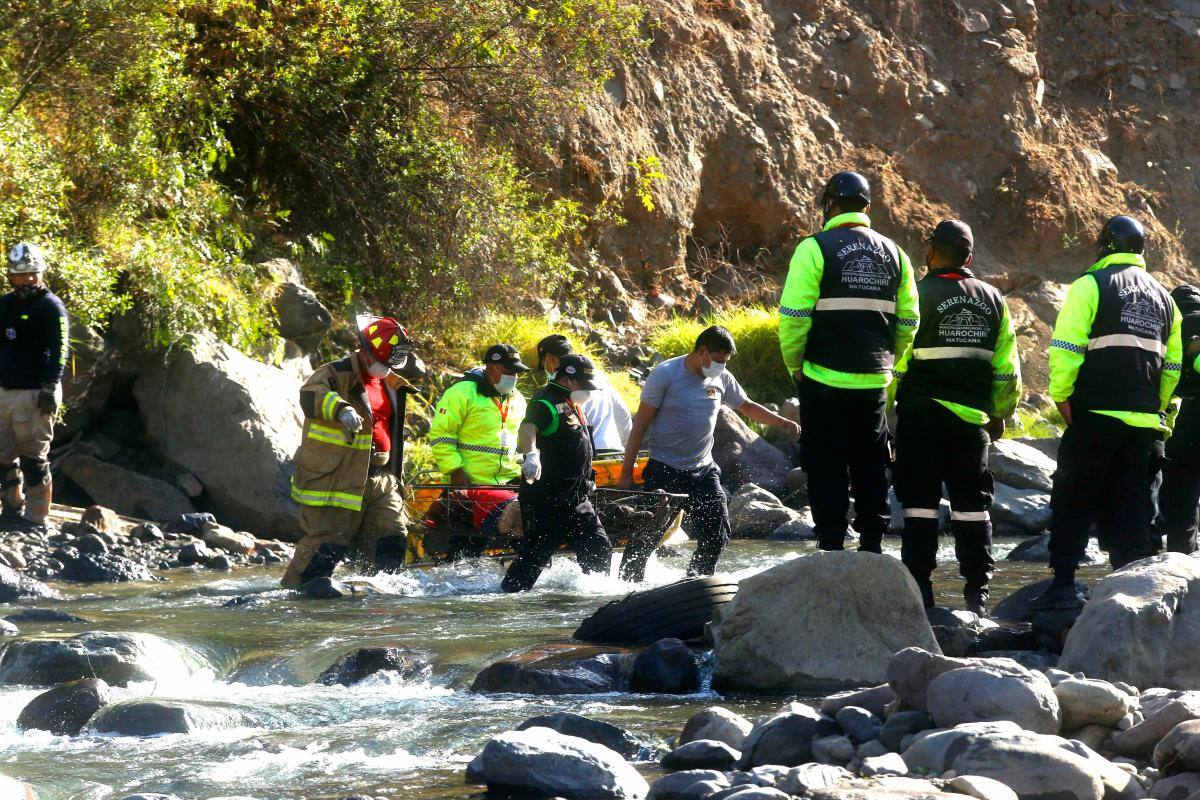 Integrantes de equipos de rescate ayudan en el lugar donde ocurrió el accidente. //EFE