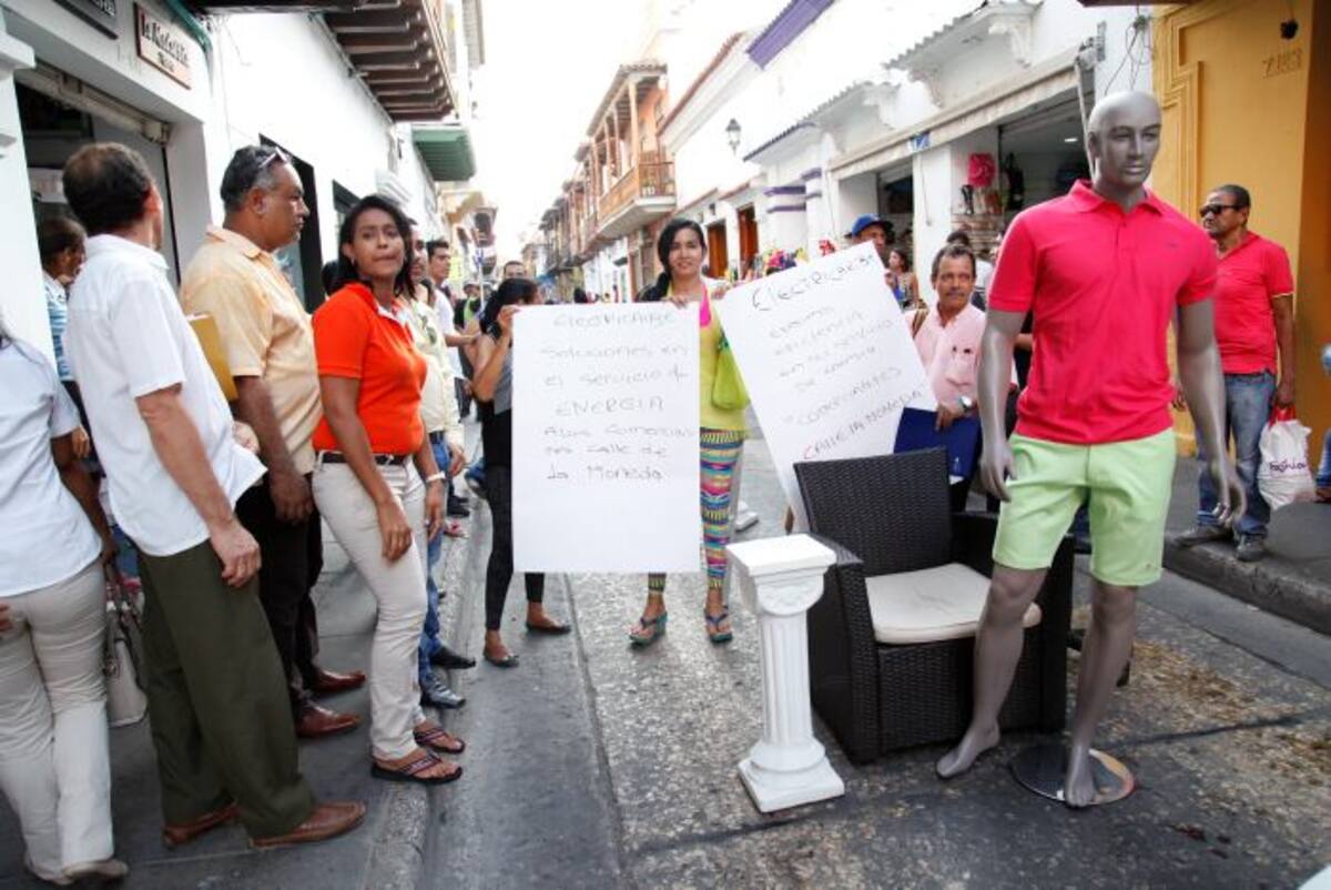 Varios comerciantes de la Calle de La Moneda bloquearon la vía para protestar por las continuas fallas en el servicio de energía. Aroldo Mestre - El Universal