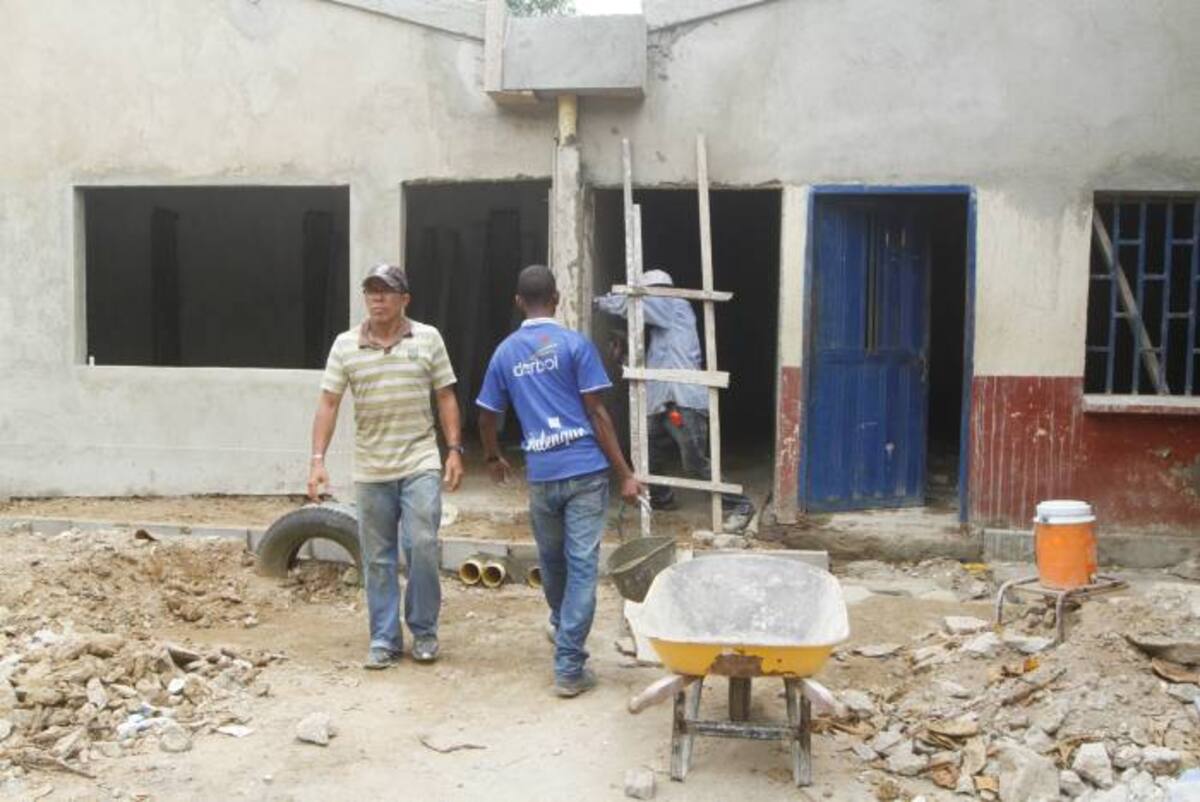 Reconstruyen aulas en la Institución Educativa Benkos Biohó. JULIO CASTAÑO - EL UNIVERSAL