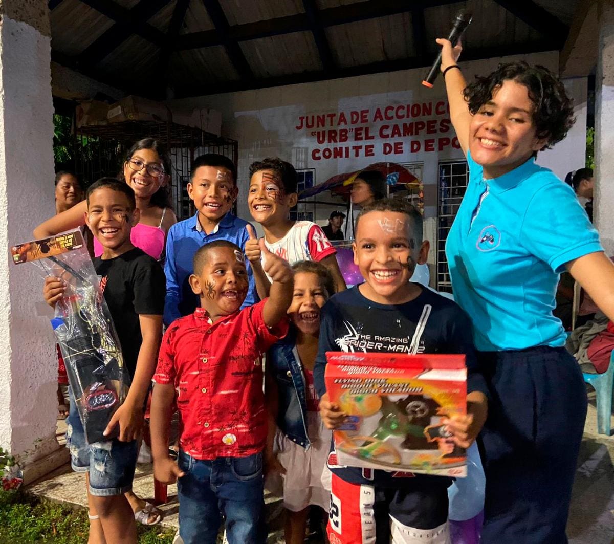 La felicidad de los niños de El Campestre, la mayor retribución para May y su equipo de colaboradores. // Fotos Cortesía
