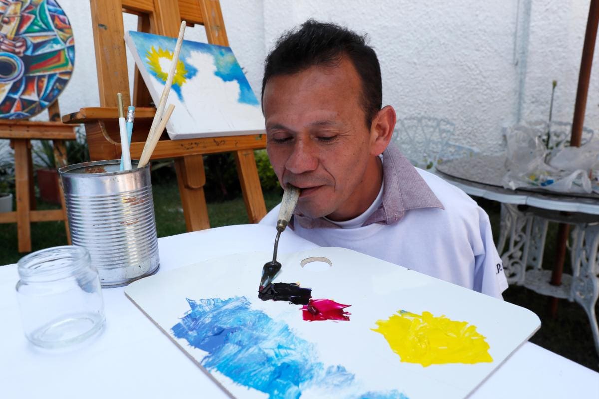 Pintores colombianos superan barreras físicas a través del arte