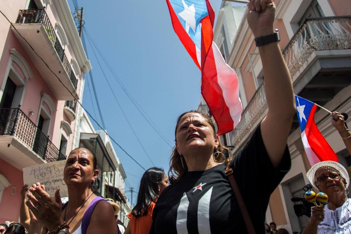 Puertorriqueños marchan para celebrar renuncia del gobernador Roselló