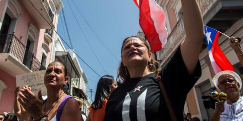 Puertorriqueños marchan para celebrar renuncia del gobernador Roselló