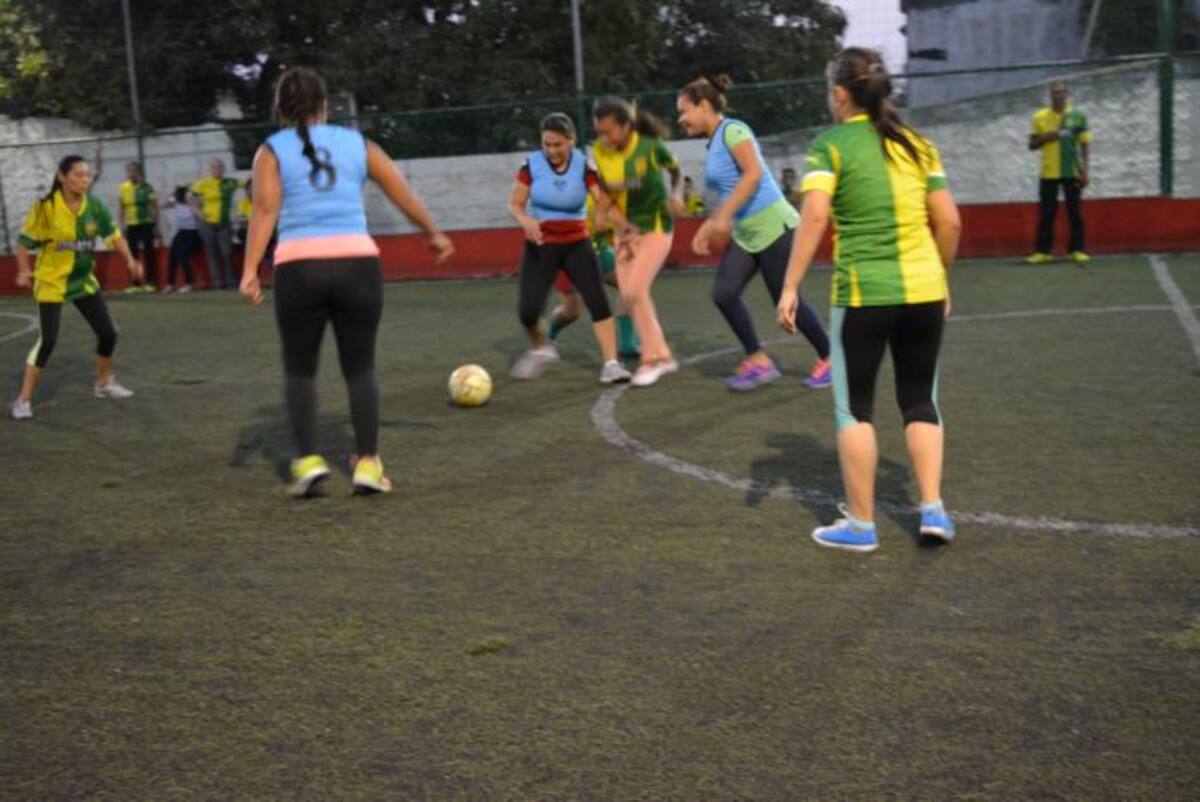 Las madres de Independiente Cartagena y Los Alpes igualmente se recrearon jugando fútbol. Después jugaron los padres de los jugadores de ambos clubes.