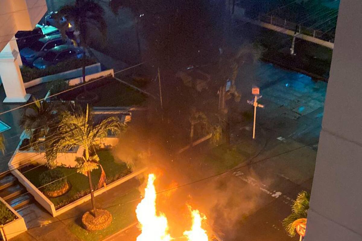 ¡En llamas! Se incendió carro en Bocagrande