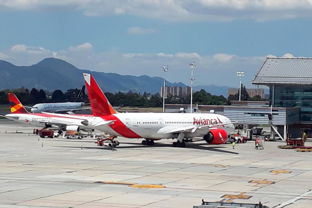 Pasajero acusa a trabajadores de Avianca del robo de su teléfono