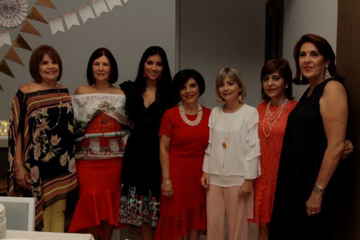 María Emilia Vergara, María Cristina Lequerica; la agasajada, Sofía Castellanos Lequerica; Claudia Lequerica, Martha Lequerica, Moraima Lequerica y Marcela Castellanos. Luis E. Herrán-El Universal