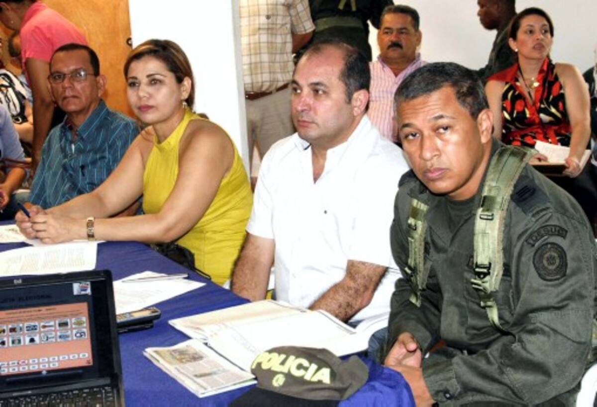 El comandante de la Policía, coronel Orlando Polo; el gobernador de Sucre, Jorge Barraza, y los delegados del Registrador presidieron la sesión ampliada.